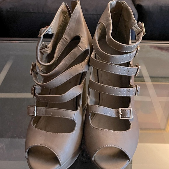 Beige size 11 wedge excellent condition - Picture 2 of 2